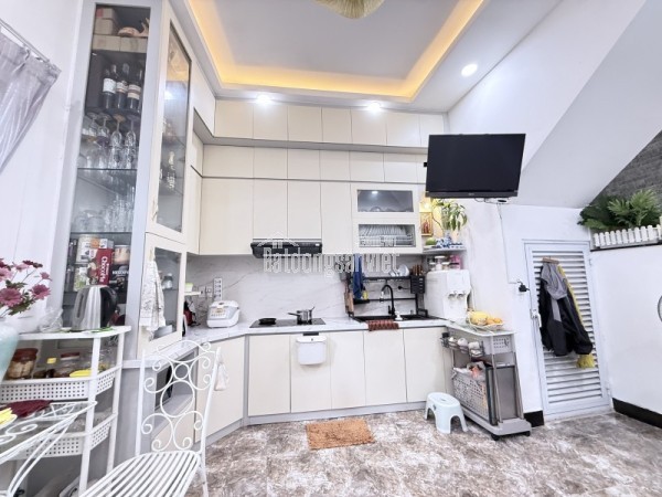 Bán nhà đường Số 9, Trường Thọ, Thủ Đức, TP HCM. DT 100m2 (5x20), 2 tầng, 3PN, giá 6,05  tỷ.