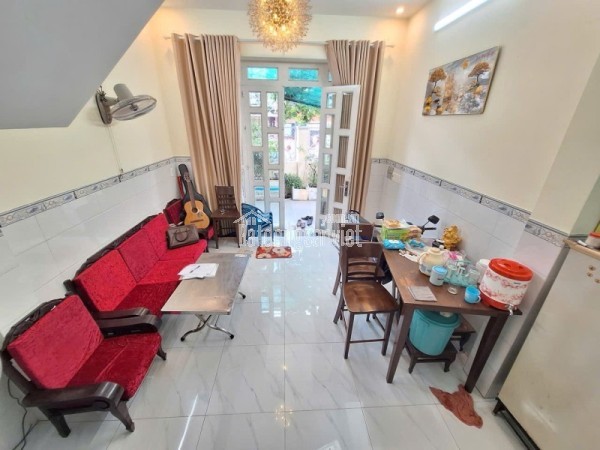 Bán nhà 3 tầng đường Số 8, Linh Trung, Thủ Đức, TP HCM. DT 106m2, sổ hồng riêng, giá 7.5 tỷ.