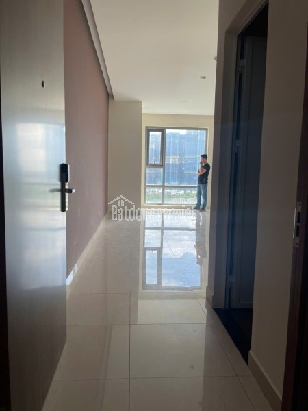 Chính chủ gửi bán căn 36m2 tại Golden King, giá 2.3tỷ. Chuẩn bị làm sổ hồng. Có hợp đồng thuê sẵn
