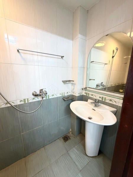 BÁN HOẶC CHO THUÊ NHÀ 5 TẦNG 1 TUM MẶT PHỐ QUÁN THÁNH – BA ĐÌNH, HÀ NỘI