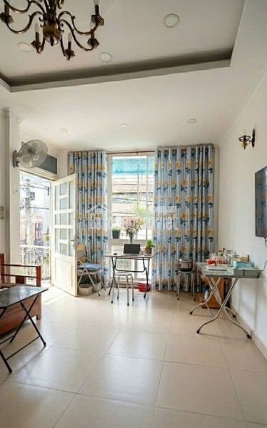 Căn hộ chung cư Quận 1, gần Công viên Lê Văn Tám, 5 x 12 m (50 m2), giá 4 tỷ