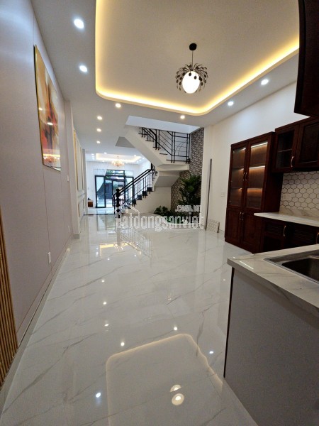 bán nhà mặt tiền kinh doanh 
Ngang 3.3 dài 16m đúc xây dựng mới Q4 cạnh Q1