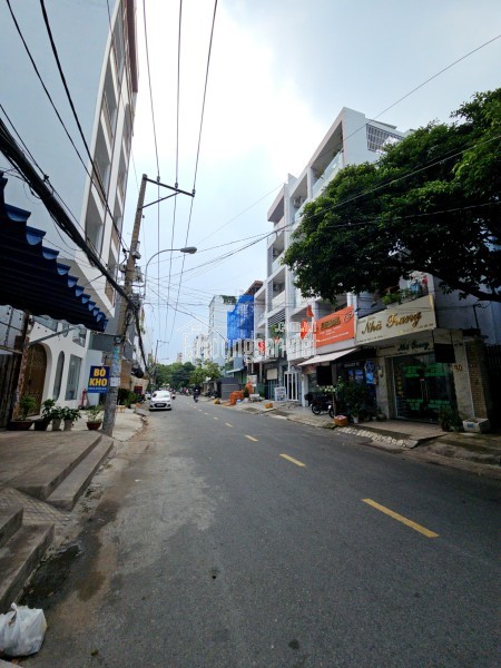 bán nhà mặt tiền kinh doanh 
Ngang 3.3 dài 16m đúc xây dựng mới Q4 cạnh Q1