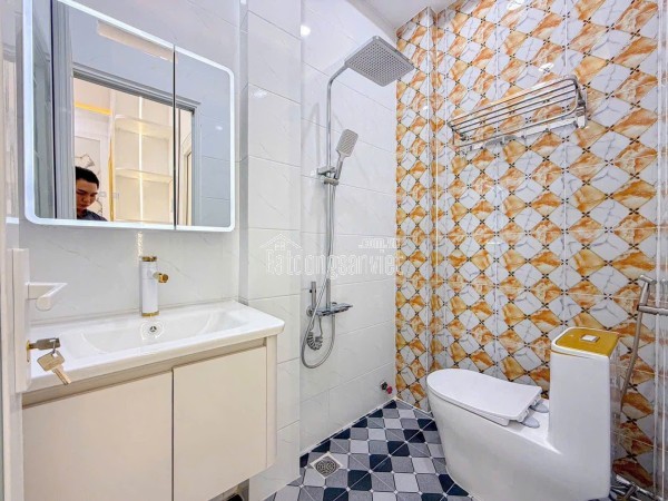bán nhà mặt tiền kinh doanh 
Ngang 3.3 dài 16m đúc xây dựng mới Q4 cạnh Q1