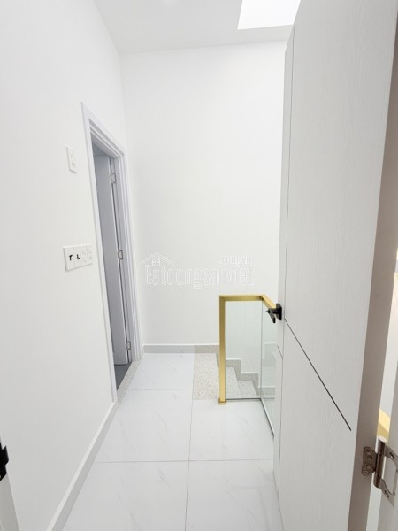 NHÀ MỚI ĐẸP CẠNH MẶT TIỀN TRUNG TÂM TÂN BÌNH, 2 TẦNG KIÊN CỐ 2PN( 1 PN DƯỚI ĐẤT), SỔ VUÔNG ĐẸP