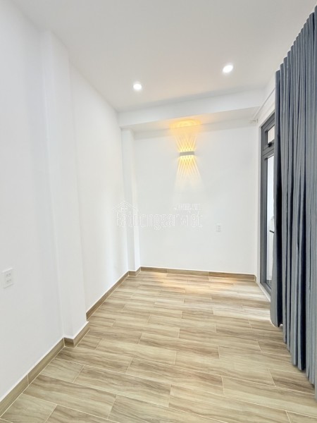 NHÀ MỚI ĐẸP CẠNH MẶT TIỀN TRUNG TÂM TÂN BÌNH, 2 TẦNG KIÊN CỐ 2PN( 1 PN DƯỚI ĐẤT), SỔ VUÔNG ĐẸP