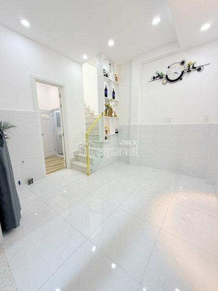NHÀ MỚI ĐẸP CẠNH MẶT TIỀN TRUNG TÂM TÂN BÌNH, 2 TẦNG KIÊN CỐ 2PN( 1 PN DƯỚI ĐẤT), SỔ VUÔNG ĐẸP