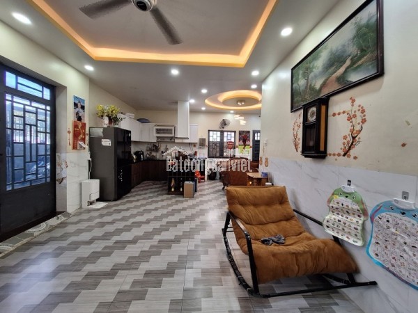 Bán nhà đường số 2, Trường Thọ, Thủ Đức, TP HCM. DT 50m2, 3 tầng, sổ hồng riêng. Giá 6,85 tỷ.