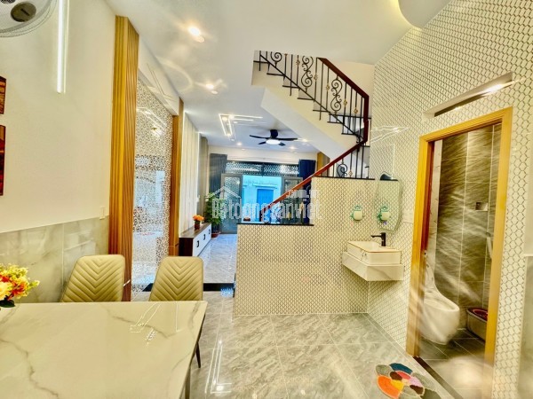 HẺM XE HƠI - HẺM THÔNG - KHU DÂN TRÍ AN NINH - NGANG GẦN 5M BỀ THẾ - NHÀ MỚI FULL NỘI THẤT VÀO Ở