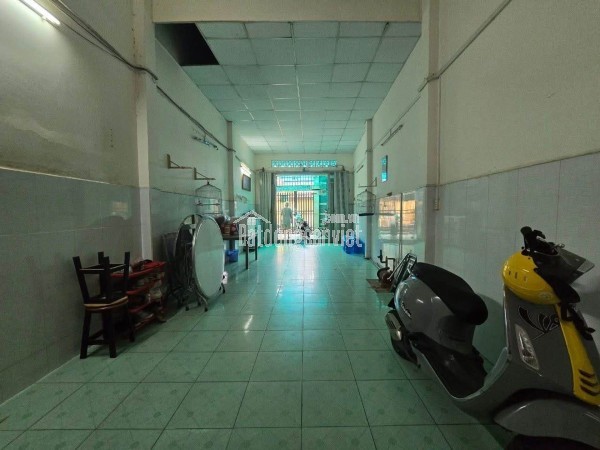 Nhà nở hậu 8m, mặt sau nhà dự phóng đường 12m ra mặt tiền, gần sân bay.