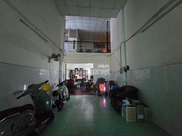 Nhà nở hậu 8m, mặt sau nhà dự phóng đường 12m ra mặt tiền, gần sân bay.