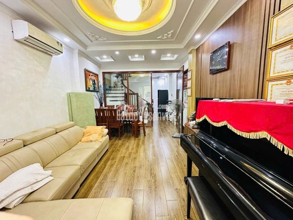 Hàng hiếm mặt đường Lý Sơn - Long Biên
