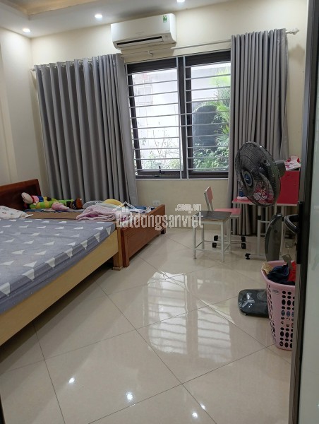 Hàng hiếm mặt đường Lý Sơn - Long Biên