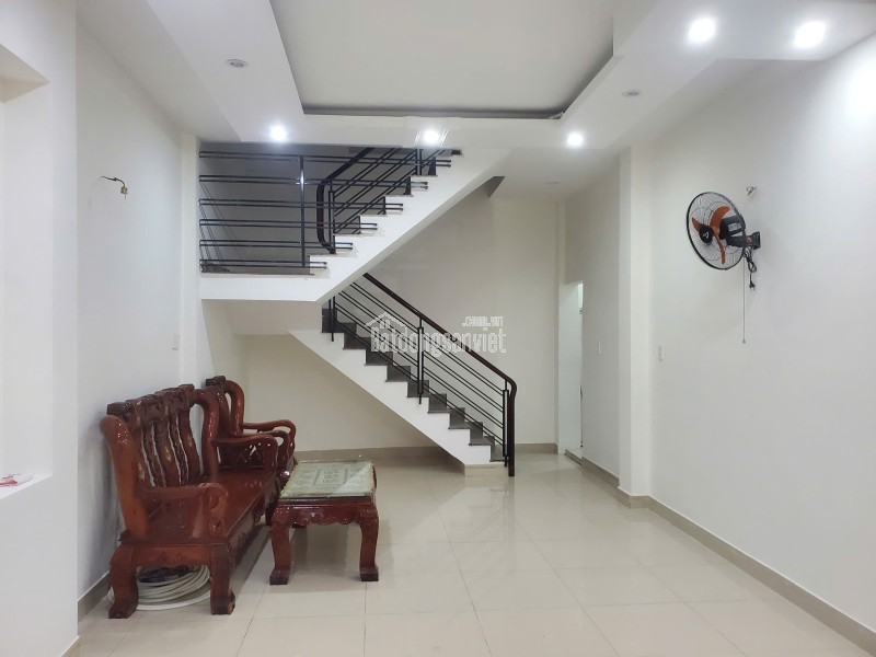 Cho thuê nhà 222/4 Võ Thành Trang P11 QTân Bình 1 trệt 2 lầu