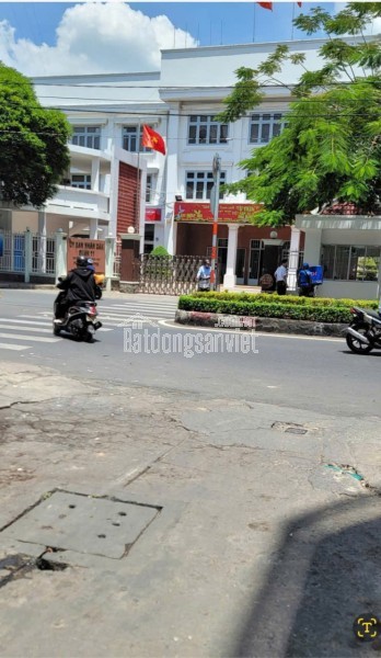 Bán nhà cấp 4 suốt có 1 gác gỗ ngay trung tâm Đầm Sen Q11