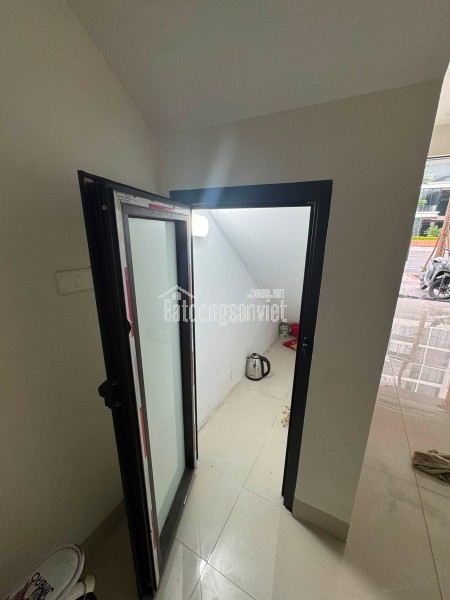Cho thuê kho 500m2, tại Đức Giang, hợp đồng lâu dài , đường rộng, container vào đến nơi, giá thuê