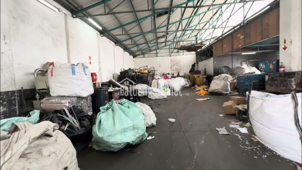 Cho thuê kho 500m2, tại Đức Giang, hợp đồng lâu dài , đường rộng, container vào đến nơi, giá thuê