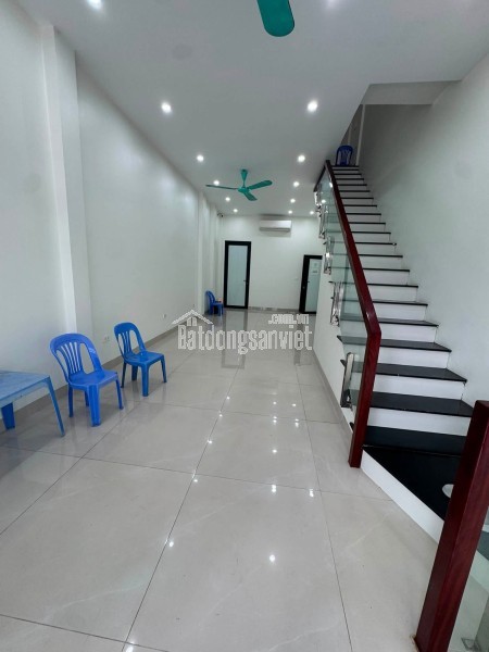 Cho thuê kho 500m2, tại Đức Giang, hợp đồng lâu dài , đường rộng, container vào đến nơi, giá thuê