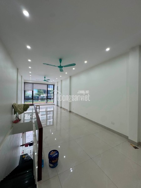 Cho thuê kho 500m2, tại Đức Giang, hợp đồng lâu dài , đường rộng, container vào đến nơi, giá thuê