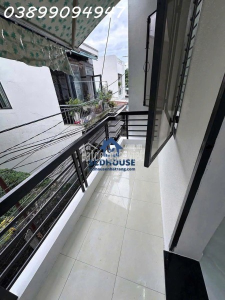 Bán nhà trung tâm Nha Trang hẻm 1170 đường 2/4 Phường Vạn Thắng. Giá bán: 2,3 tỷ sổ đỏ riêng.