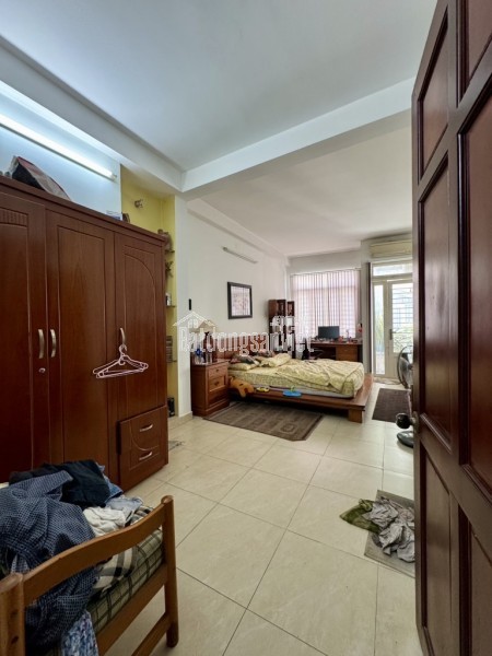 Bán nhà gần Lạc Long Quân 70m2, 4 tầng BTCT, 4 phòng ngủ, giá 8.3 tỷ