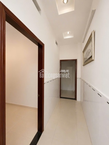 Bán nhà gần Lạc Long Quân 70m2, 4 tầng BTCT, 4 phòng ngủ, giá 8.3 tỷ
