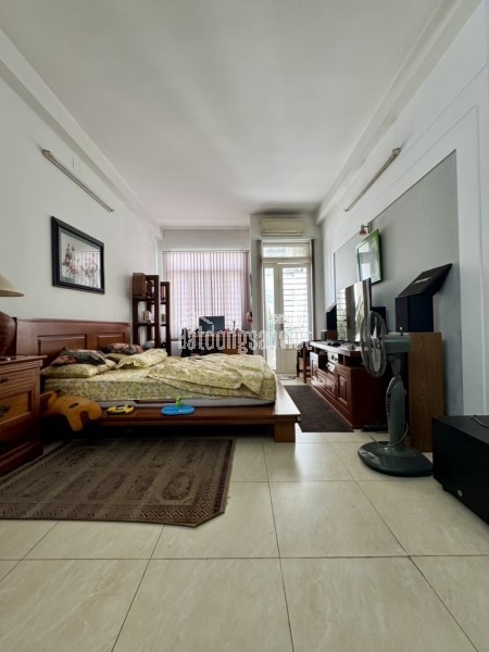 Bán nhà gần Lạc Long Quân 70m2, 4 tầng BTCT, 4 phòng ngủ, giá 8.3 tỷ