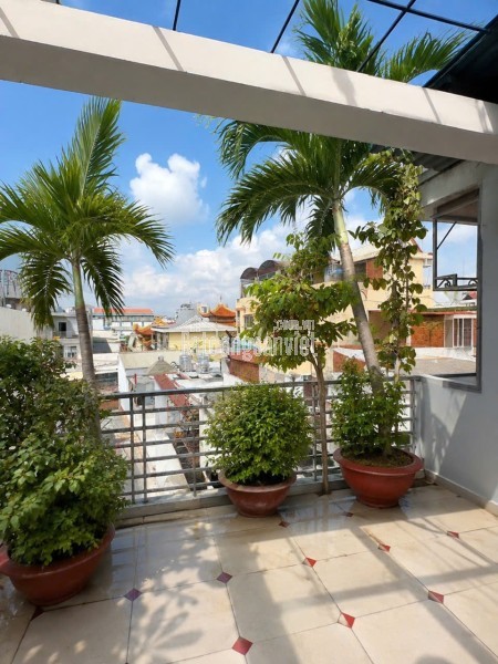 Bán nhà gần Lạc Long Quân 70m2, 4 tầng BTCT, 4 phòng ngủ, giá 8.3 tỷ