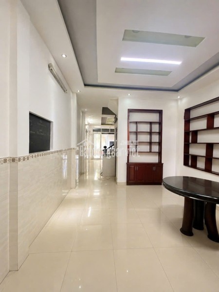 Bán nhà gần Lạc Long Quân 70m2, 4 tầng BTCT, 4 phòng ngủ, giá 8.3 tỷ