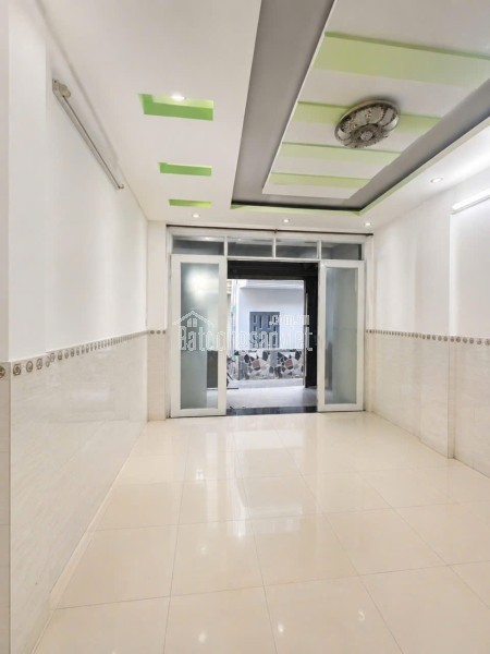 Bán nhà gần Lạc Long Quân 70m2, 4 tầng BTCT, 4 phòng ngủ, giá 8.3 tỷ