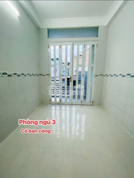 Sát mặt tiền Q4 
Ngang 3 Dài 11 m2 
ĐÚC XÂY MỚI 5 TẤM 
4 tỷ