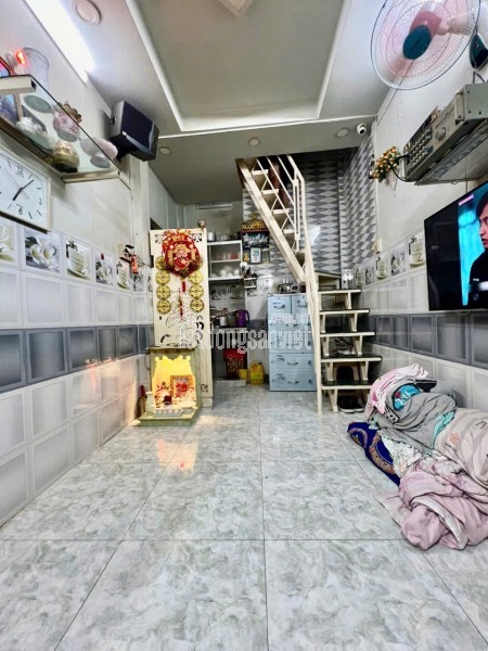 HẺM XE HƠI TRUNG TÂM Q4
DIỆN TÍCH ĐẤT 13 M2 CÓ 1 TỶ
SỔ HỒNG VAY OK
