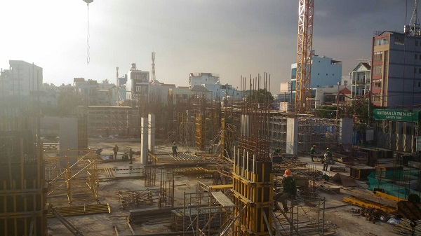 Dự án đang triển khai thi công lắp dựng cốt pha, cốt thép cột tầng 1