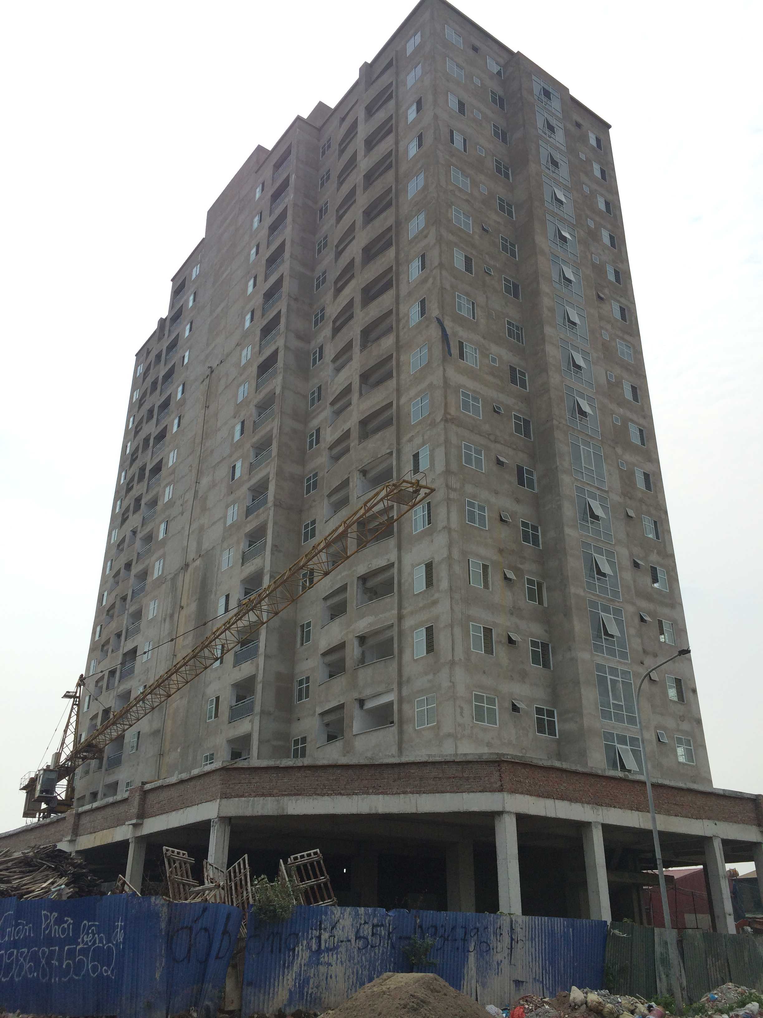 Dự án đã cất nóc và lắp cửa kính