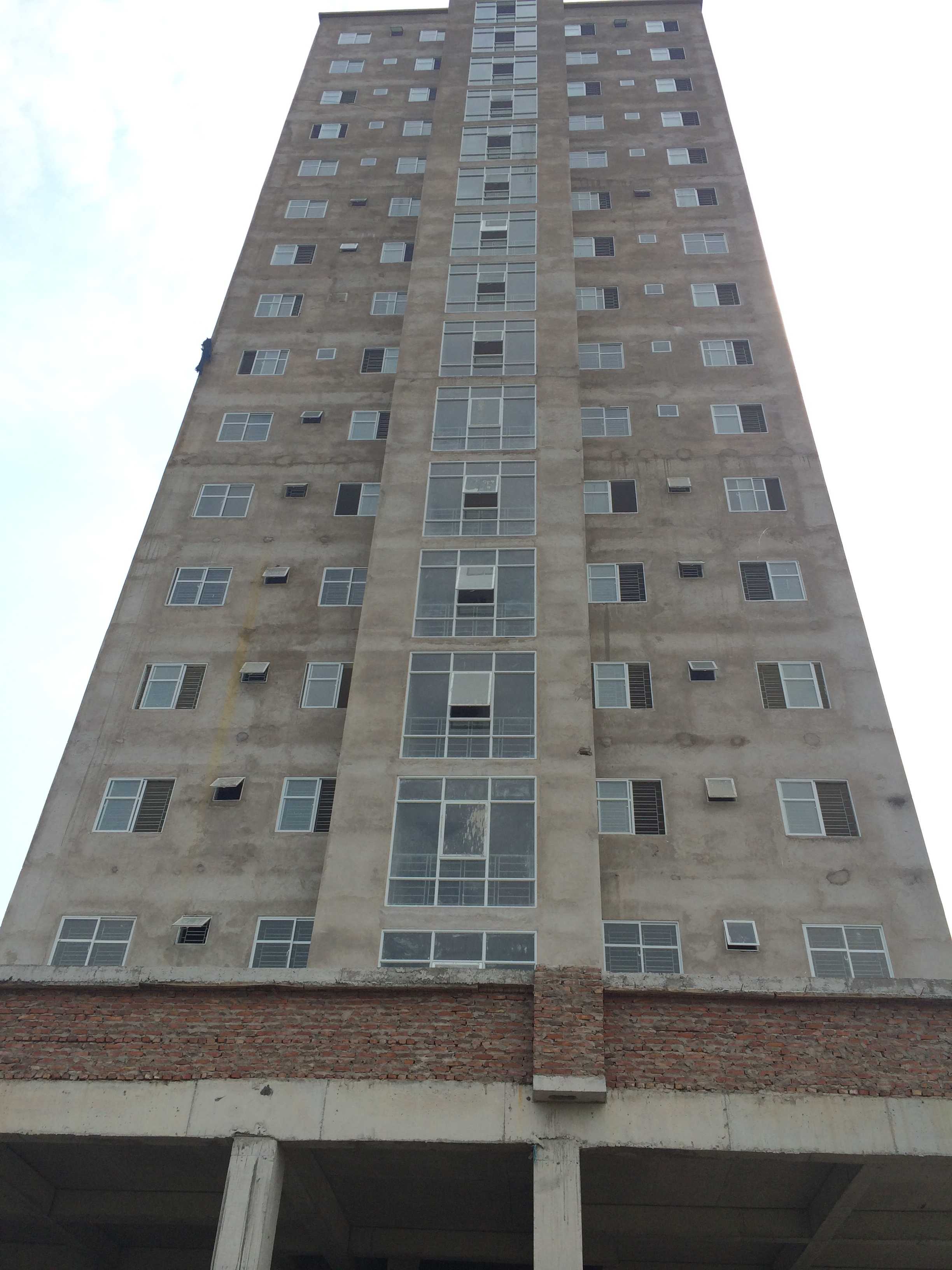 Dự án đã cất nóc và lắp cửa kính