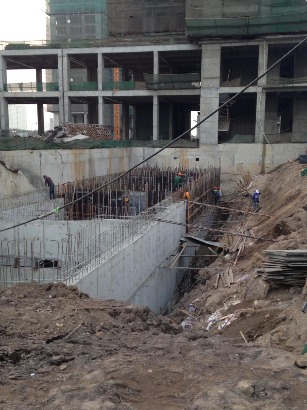 Một tòa đang xây đến mặt sàn tầng 14, một tòa đang đào móng
