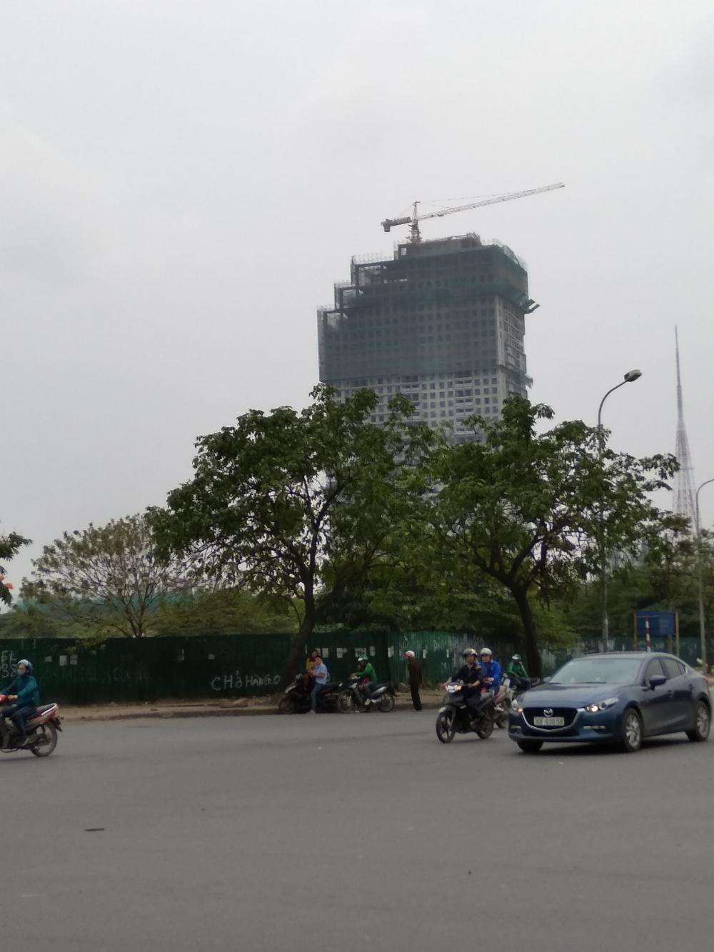 Dự án đang sơn và lắp cửa kính