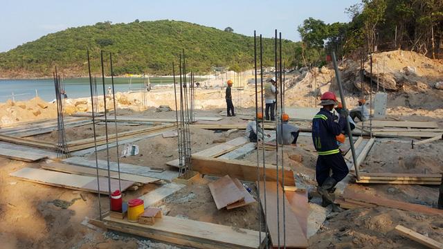 Premier Village Phú Quốc đang trong quá trình hoàn thiện hạ tầng, đường đi, một số căn biệt thự đã hoàn thiện tầng 1