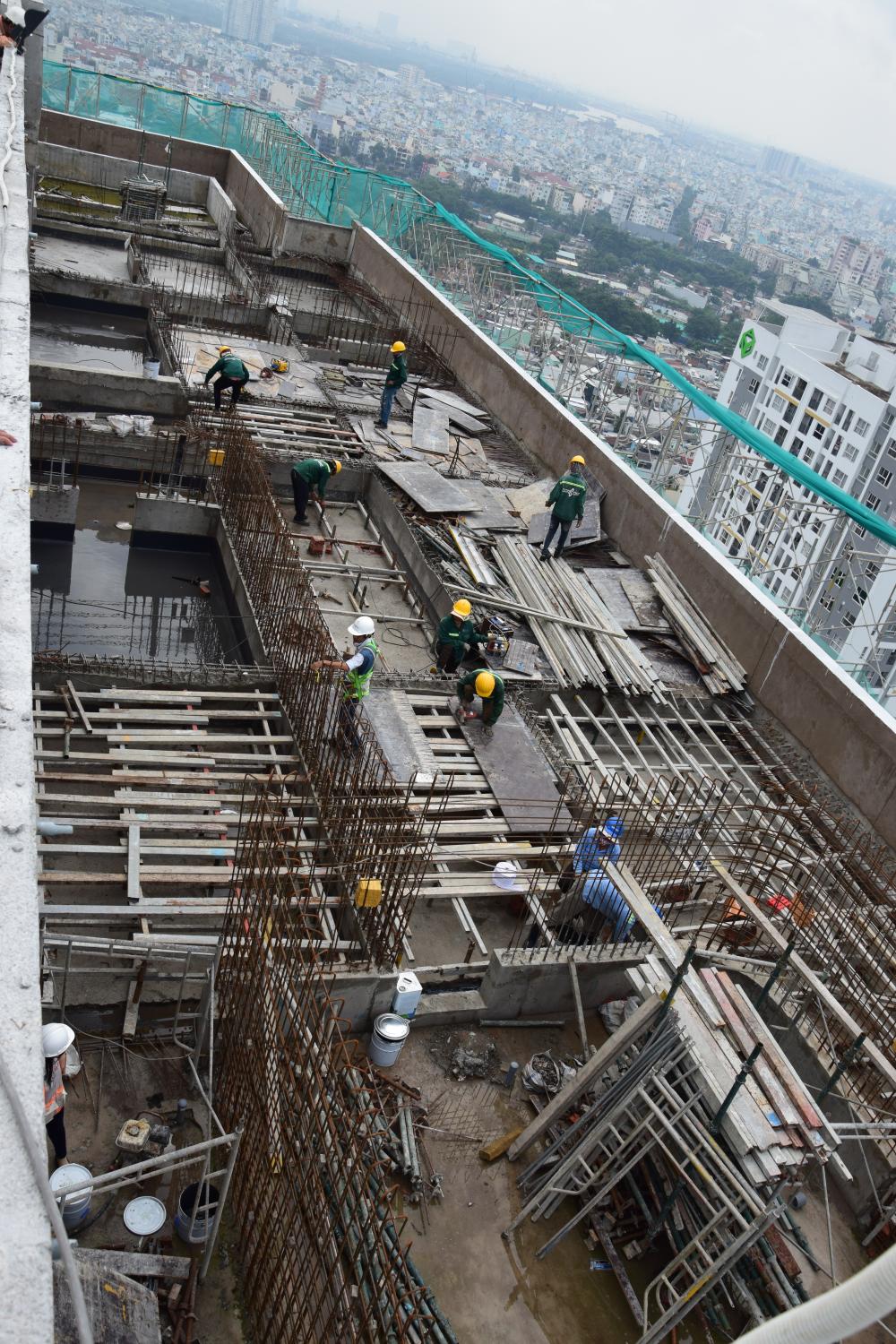 Tháp B đang thi công hồ bơi, hoàn thiện tầng 25-27. Tháp Gold River View đã xong phần kết cấu, tiếp tục hoàn thiện tầng 26-32.